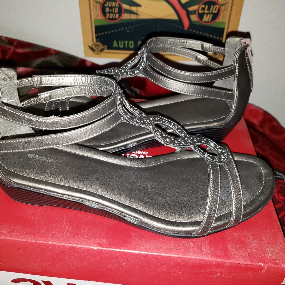 Avenue sandals size 10wide